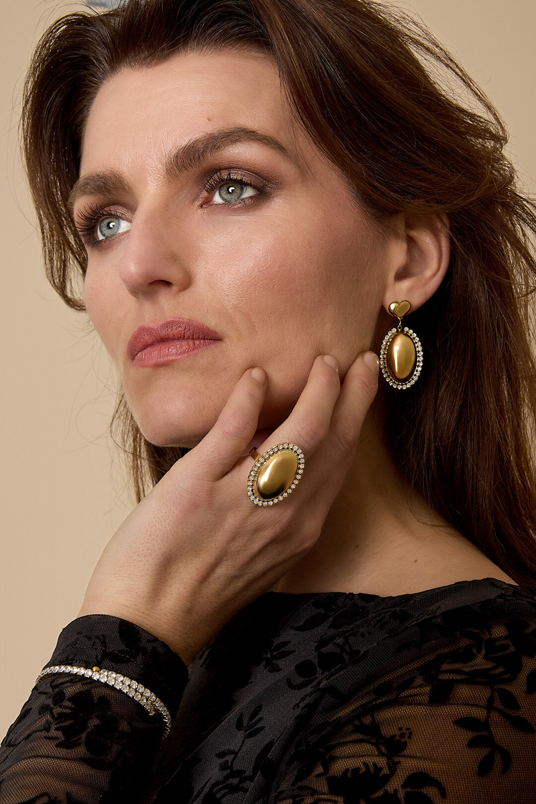 Statement Oorbellen Met Ovale Charm Omringd Met Steentjes
