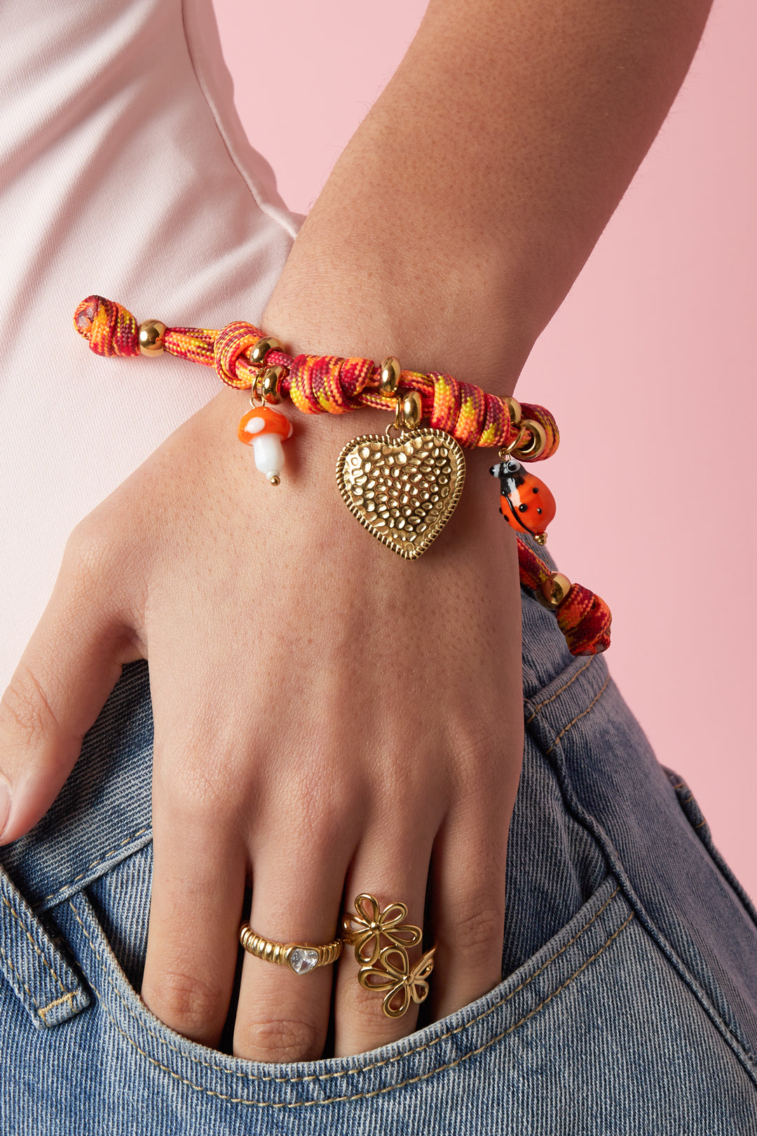 Armbanden Met Touwbedeltjes In De Vorm Van Een Hartje