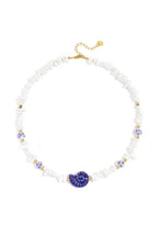 Ketting Met Stenen Kralen, Witte Kralen Met Blauwe Bloemetjes En Statement Schelp