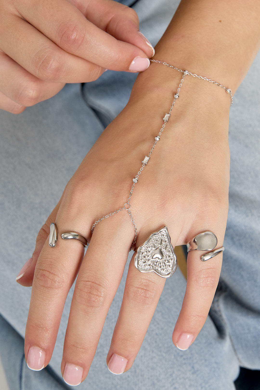 Handchain Met Bolletjes En Rechthoekige Steentjes